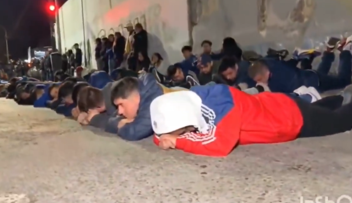 Ca după război! Imagini terifiante pe stadion: suporterii s-au umplut de sânge, au sărit din tribune, sunt zeci de răniți grav și cel puțin un mort