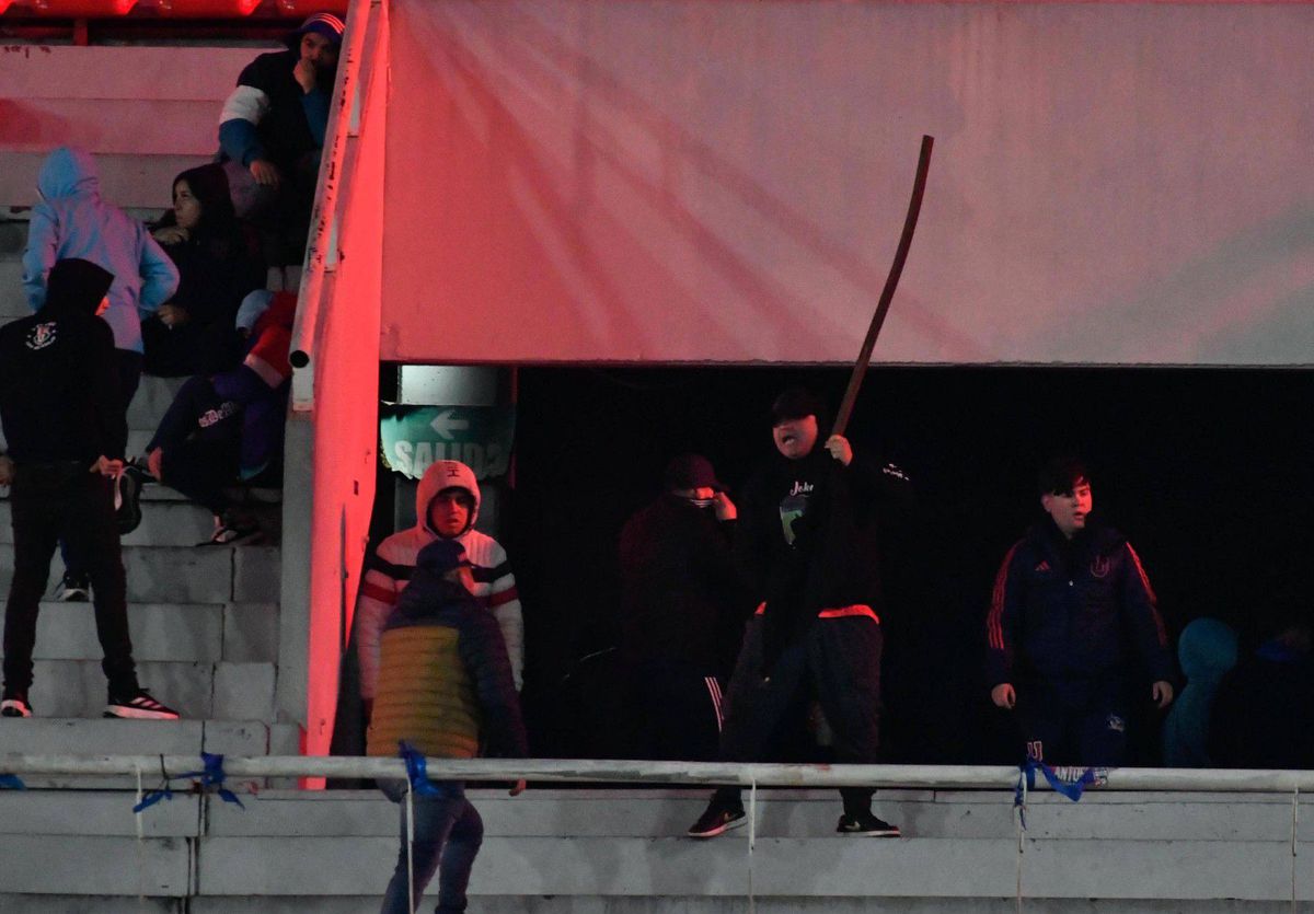 Ca după război! Imagini terifiante pe stadion: suporterii s-au umplut de sânge, au sărit din tribune, sunt zeci de răniți grav și cel puțin un mort