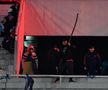 Ca după război! Imagini terifiante pe stadion: suporterii s-au umplut de sânge, au sărit din tribune, sunt zeci de răniți grav și cel puțin un mort