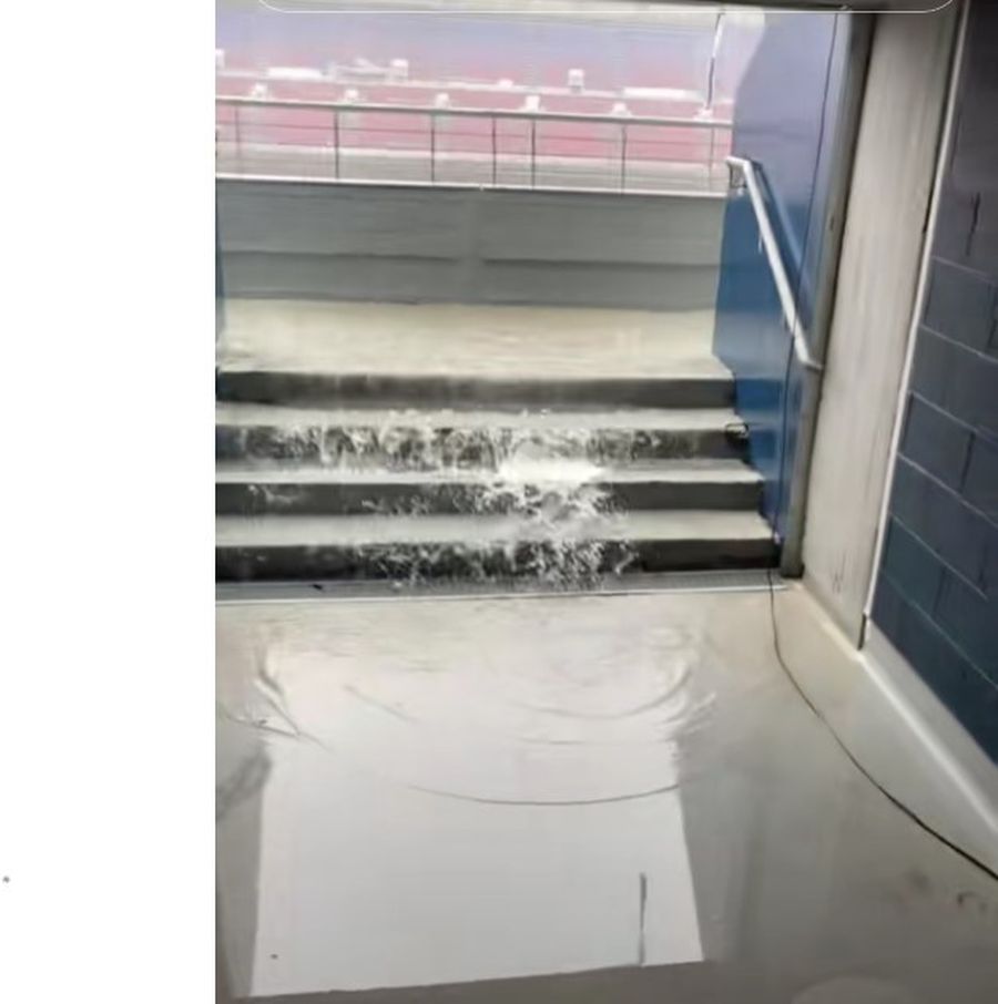Șuvoaiele de ploaie au curs pe scările arenei și au inundat mai multe zone de pe Camp Nou / Foto: Tik Tok bigbangattack1111 Cod roșu la Barcelona, fix înaintea vizitei UEFA! Imagini de pe „Camp l'eau”: „Lacrimile lui Real Madrid!”