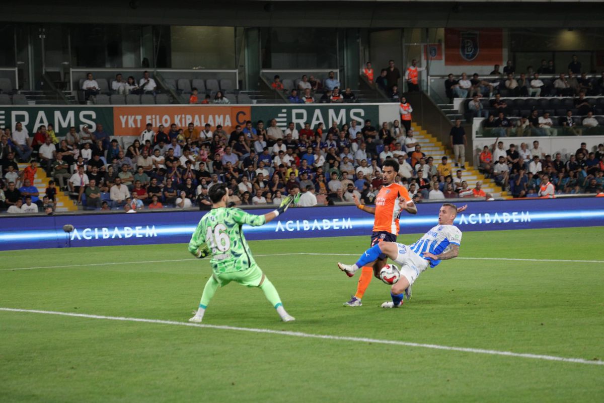 Istanbul Bașakșehir - Universitatea Craiova, turul play-off-ului de Conference League // foto: Facebook Univ. Craiova