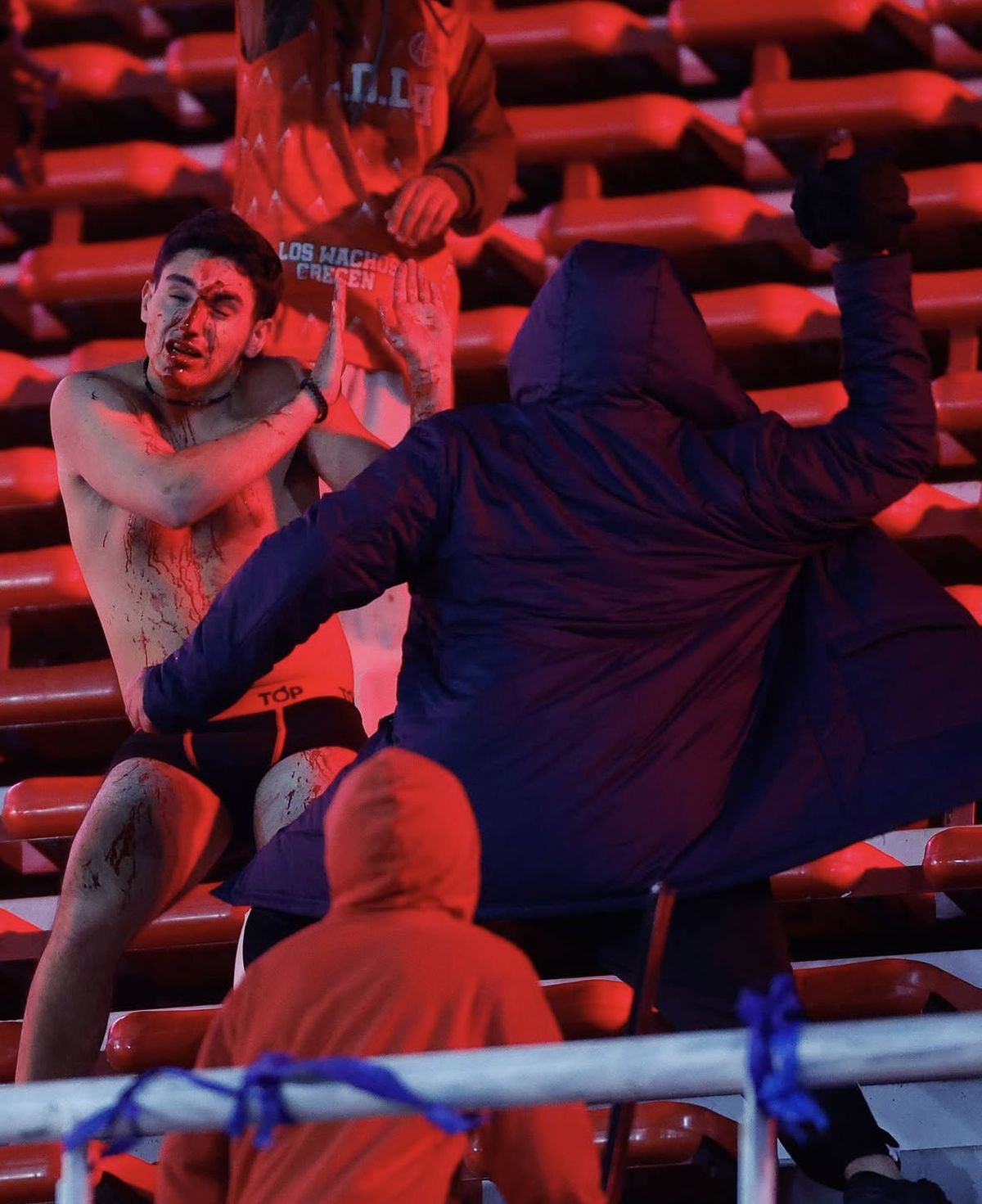 Ca după război! Imagini terifiante pe stadion: suporterii s-au umplut de sânge, au sărit din tribune, sunt zeci de răniți grav și cel puțin un mort