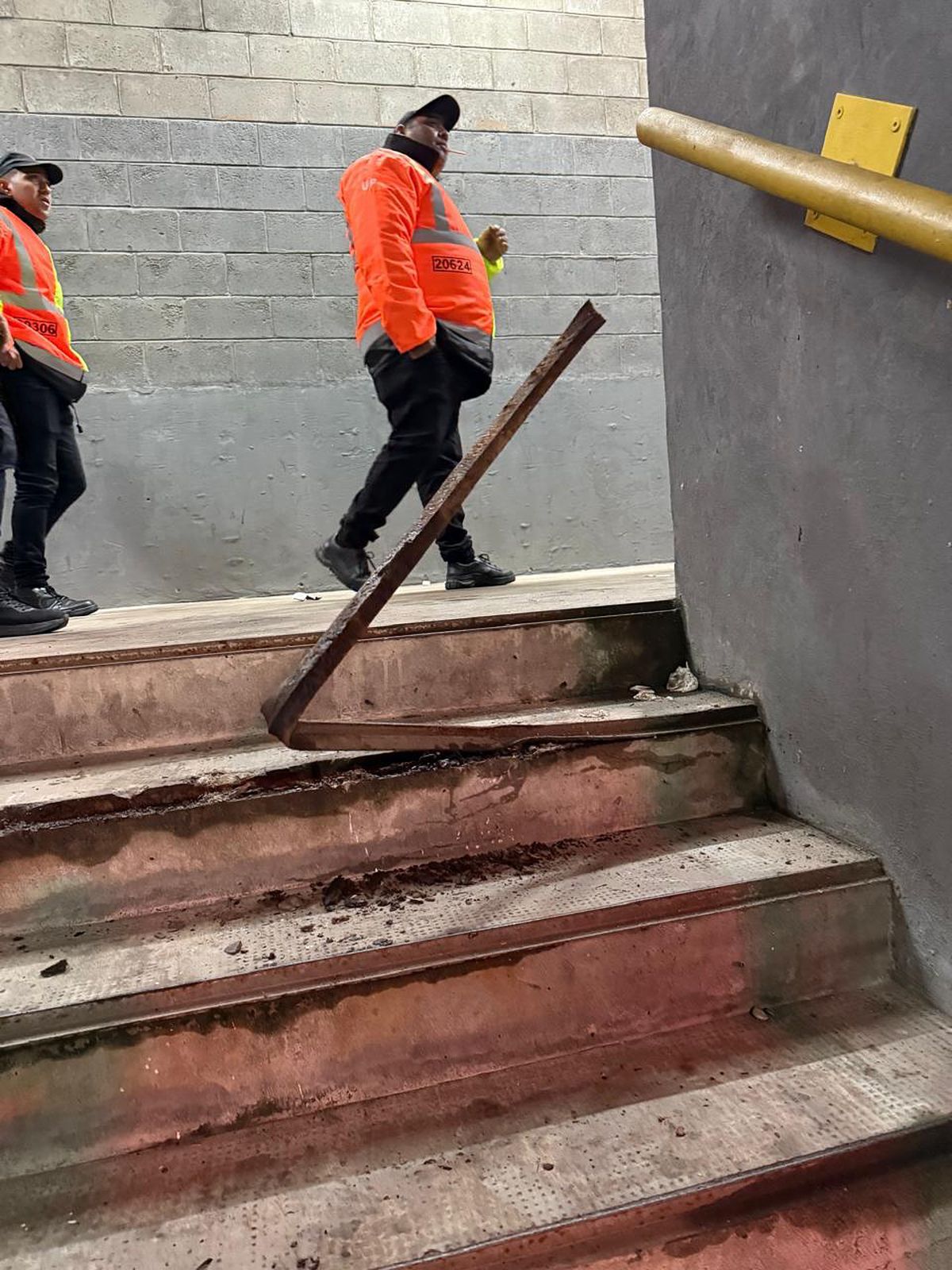 Ca după război! Imagini terifiante pe stadion: suporterii s-au umplut de sânge, au sărit din tribune, sunt zeci de răniți grav și cel puțin un mort