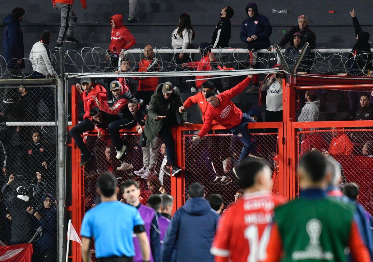 Ca după război! Imagini terifiante pe stadion: suporterii s-au umplut de sânge, au sărit din tribune, sunt zeci de răniți grav și cel puțin un mort