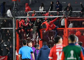 Ca după război! Imagini terifiante pe stadion: suporterii s-au umplut de sânge, au sărit din tribune, sunt zeci de răniți grav și cel puțin un mort