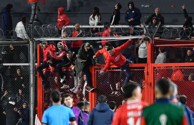 Ca după război! Imagini terifiante pe stadion: suporterii s-au umplut de sânge, au sărit din tribune, sunt zeci de răniți grav și cel puțin un mort