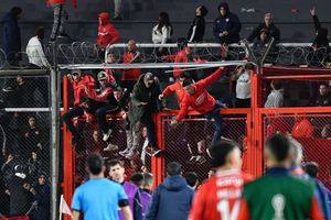 Ca după război! Imagini terifiante pe stadion: suporterii s-au umplut de sânge, au sărit din tribune, sunt zeci de răniți grav și cel puțin un mort