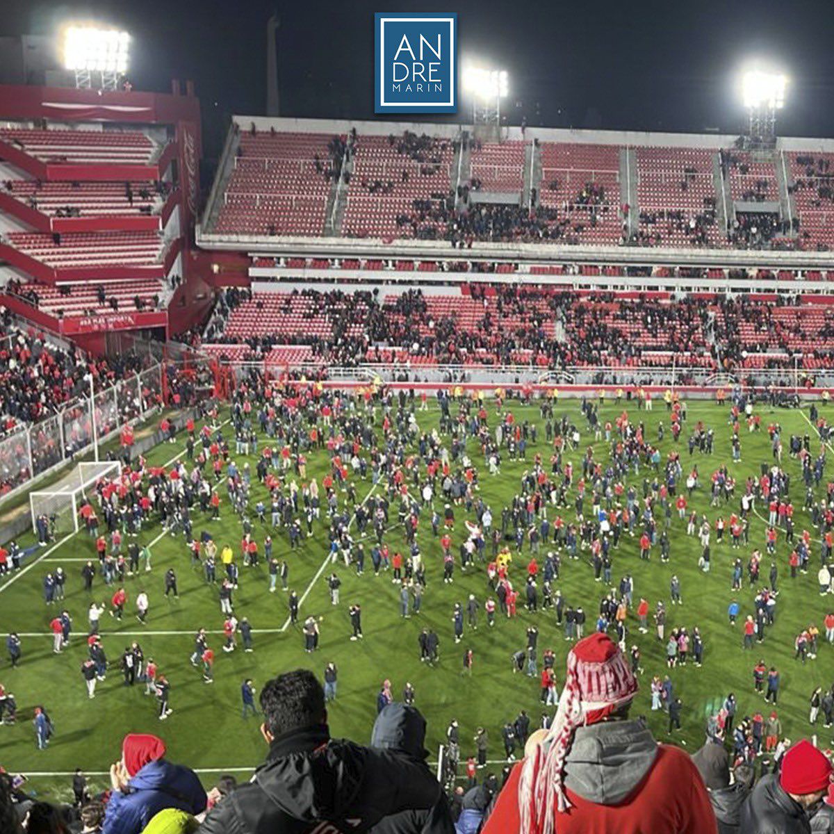 Ca după război! Imagini terifiante pe stadion: suporterii s-au umplut de sânge, au sărit din tribune, sunt zeci de răniți grav și cel puțin un mort