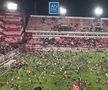 Ca după război! Imagini terifiante pe stadion: suporterii s-au umplut de sânge, au sărit din tribune, sunt zeci de răniți grav și cel puțin un mort
