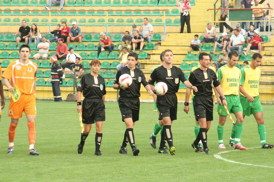 Primul meci al lui Radu Petrescu în prima competiție din România. FOTO: Arhiva GSP CCA a anunțat cine va conduce Metaloglobus - Rapid! Meci istoric pentru Radu Petrescu, arbitrul delegat de FRF
