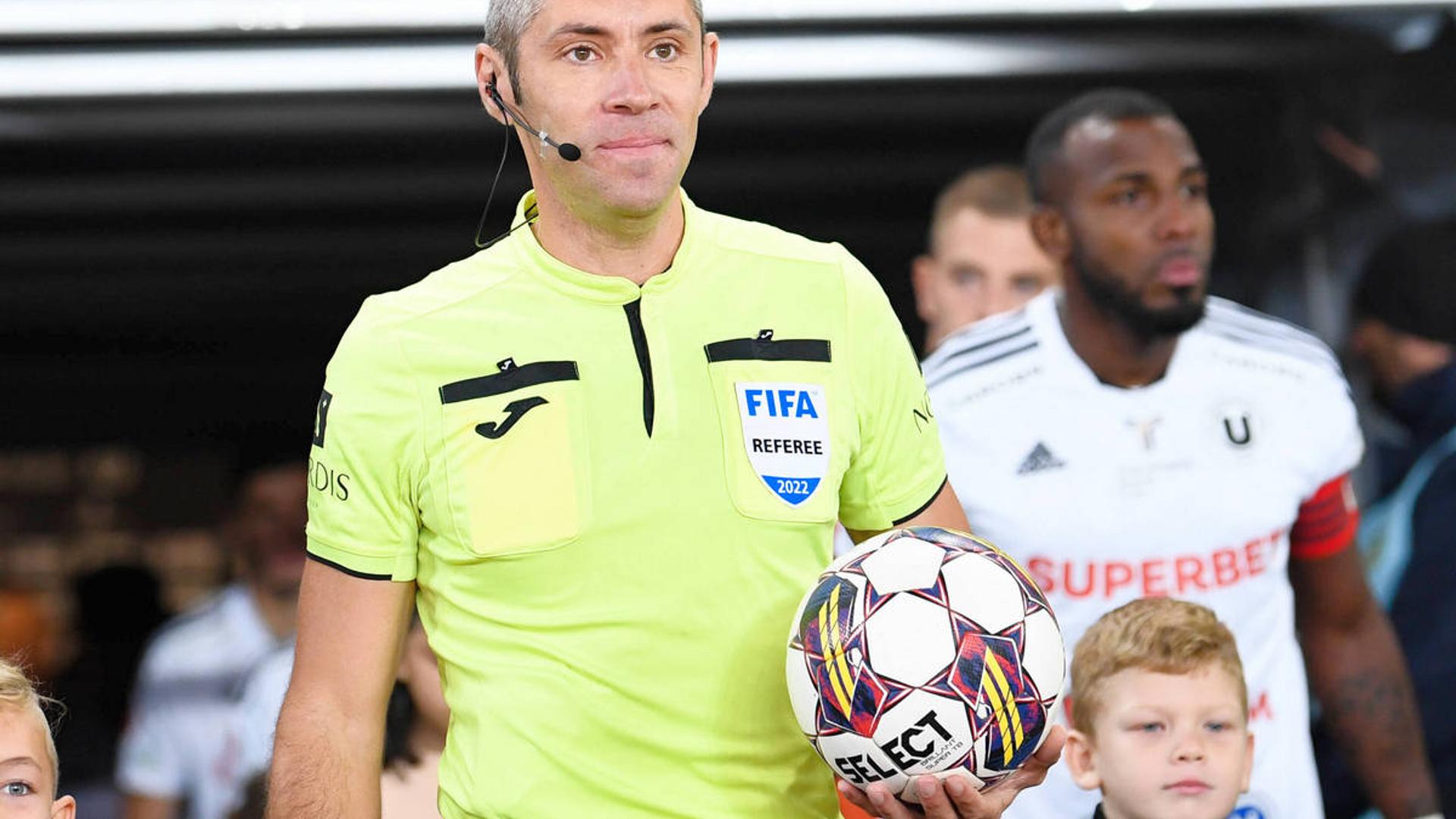 Radu Petrescu fluierând fault în atac în timpul meciului Petrolul - FC Argeș, decizie controversată în arbitraj video. | sursa foto: Gazeta Sporturilor