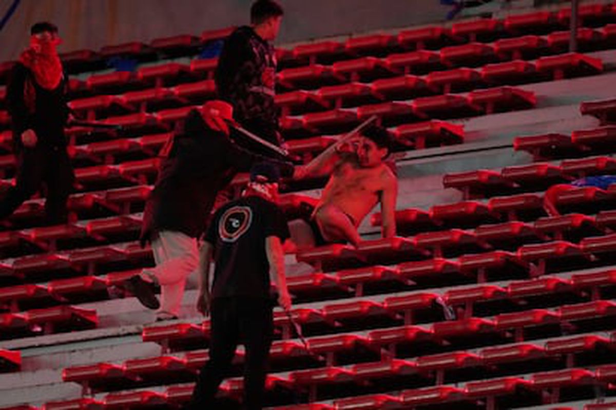 Ca după război! Imagini terifiante pe stadion: suporterii s-au umplut de sânge, au sărit din tribune, sunt zeci de răniți grav și cel puțin un mort