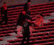 Ca după război! Imagini terifiante pe stadion: suporterii s-au umplut de sânge, au sărit din tribune, sunt zeci de răniți grav și cel puțin un mort