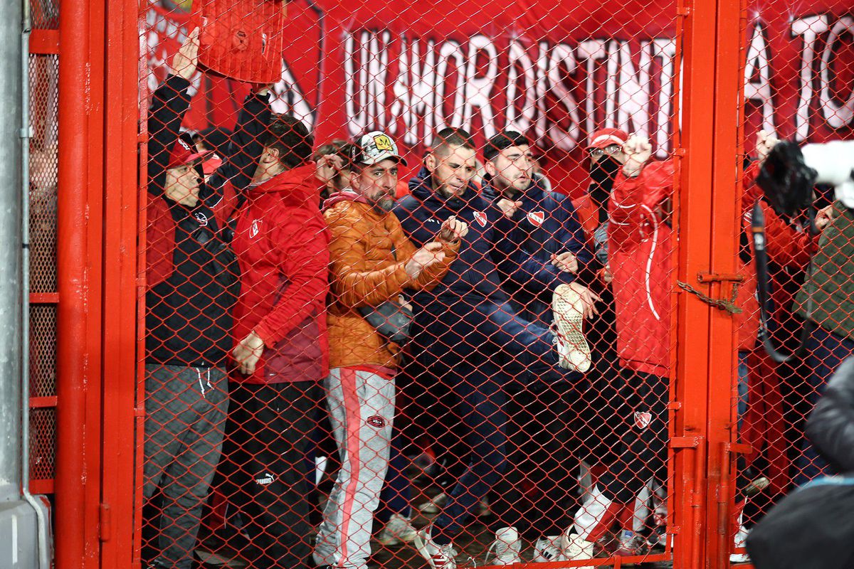 Ca după război! Imagini terifiante pe stadion: suporterii s-au umplut de sânge, au sărit din tribune, sunt zeci de răniți grav și cel puțin un mort