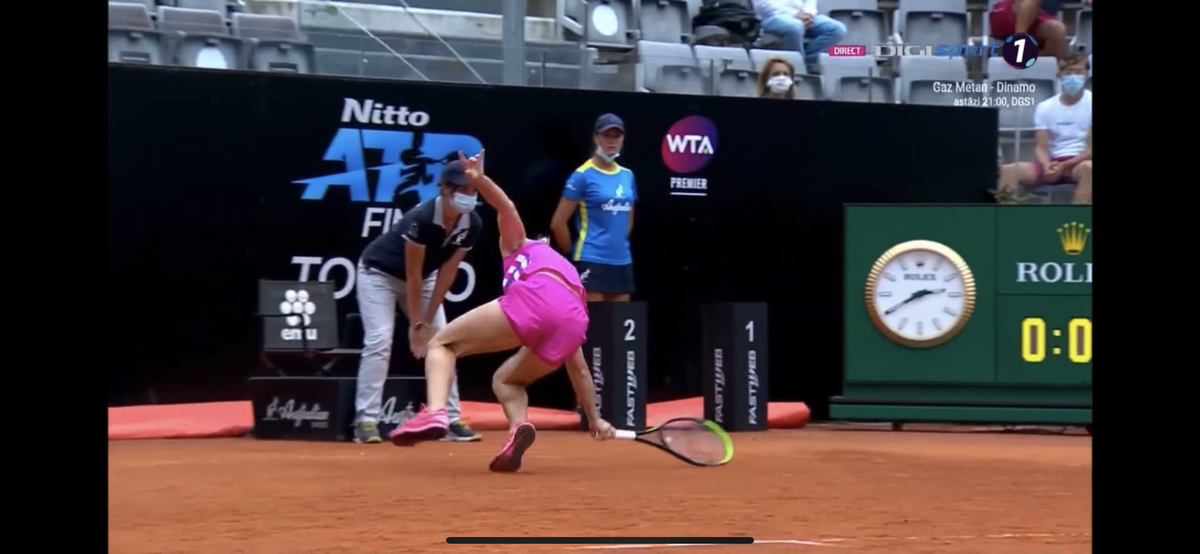 Emoții pentru Simona Halep în startul finalei cu Karolina Pliskova: Simona a căzut pe zgura de la Roma