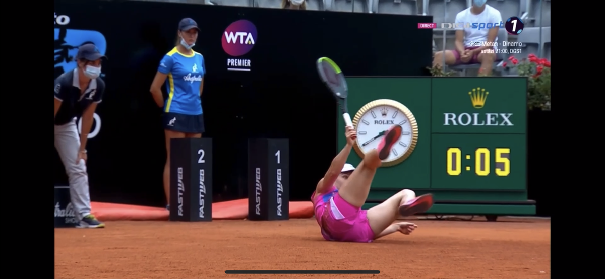 Emoții pentru Simona Halep în startul finalei cu Karolina Pliskova: Simona a căzut pe zgura de la Roma