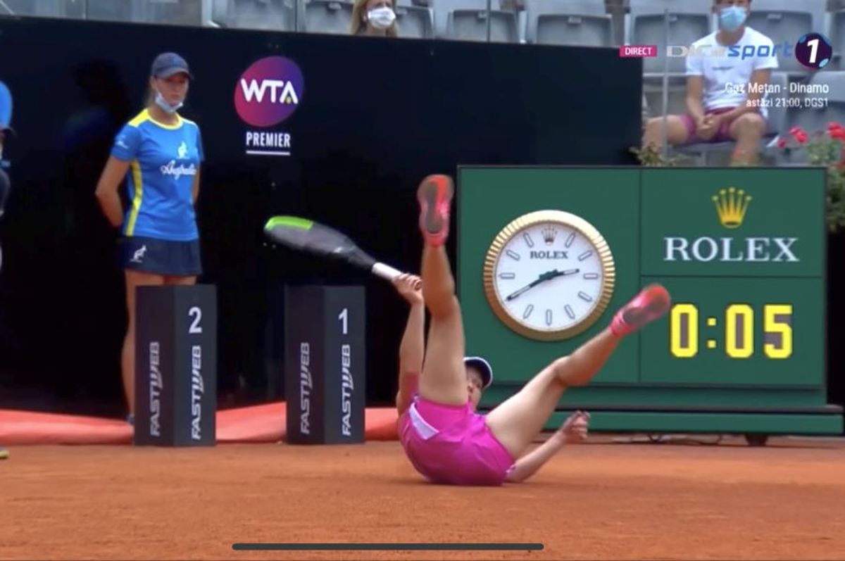 Emoții pentru Simona Halep în startul finalei cu Karolina Pliskova: Simona a căzut pe zgura de la Roma