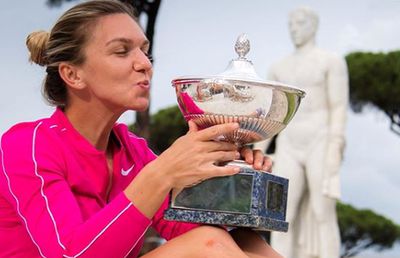 SIMONA HALEP, CAMPIOANĂ LA ROMA. FOTO Cu cine s-a fotografiat Halep după meci + mesaj special pentru fanii din România