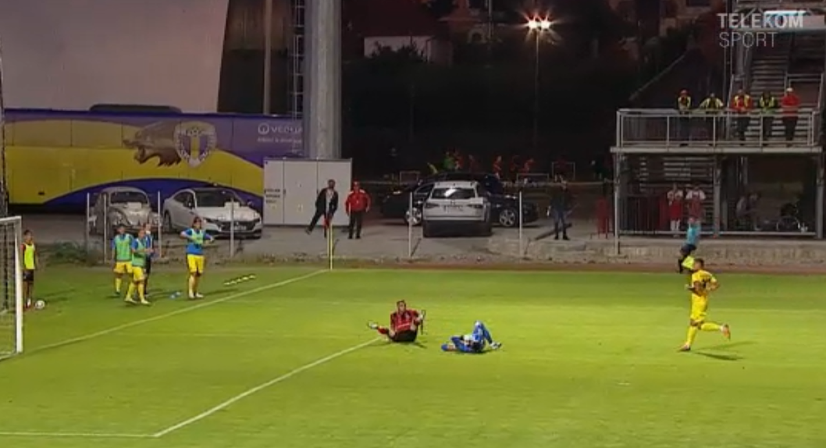 FOTO Momente de panică în Csikszereda - Petrolul » „Roșu” direct pentru un fault violent! Medicii, chemați de urgență