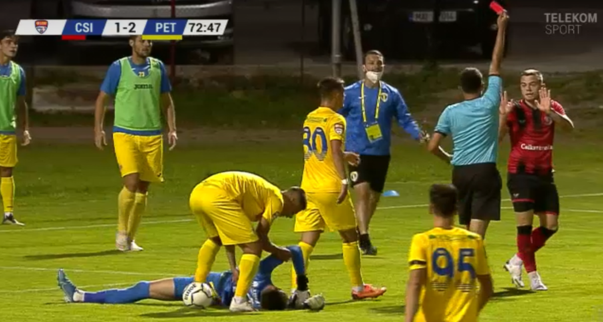 FOTO Momente de panică în Csikszereda - Petrolul » „Roșu” direct pentru un fault violent! Medicii, chemați de urgență