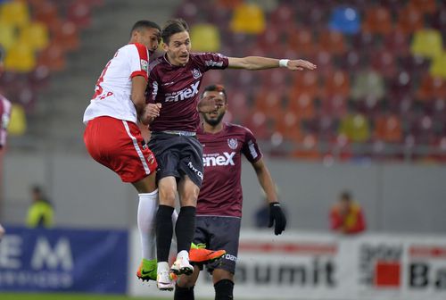Tiago Lopes, în duel cu Rivaldinho