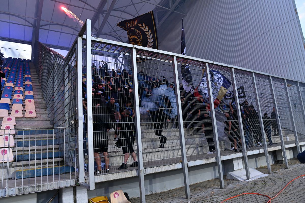 „Îl înjurați pe Mititelu / Dar cu el tăiați purcelu'” » Incidente între ultrași și mesaje ironice la Petrolul - FCU Craiova