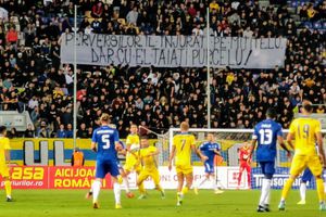 „Îl înjurați pe Mititelu / Dar cu el tăiați purcelu'” » Incidente între ultrași și mesaje ironice la Petrolul - FCU Craiova