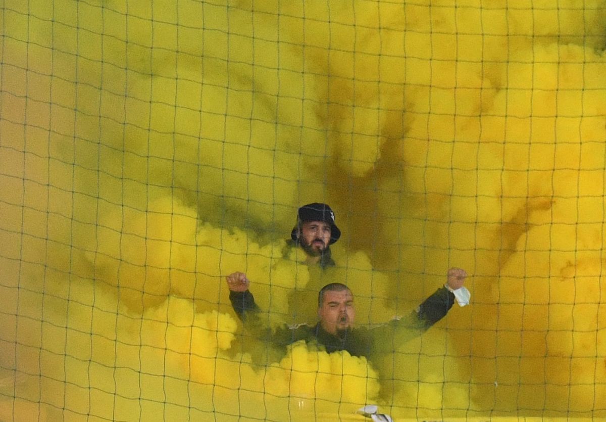 „Îl înjurați pe Mititelu / Dar cu el tăiați purcelu'” » Incidente între ultrași și mesaje ironice la Petrolul - FCU Craiova