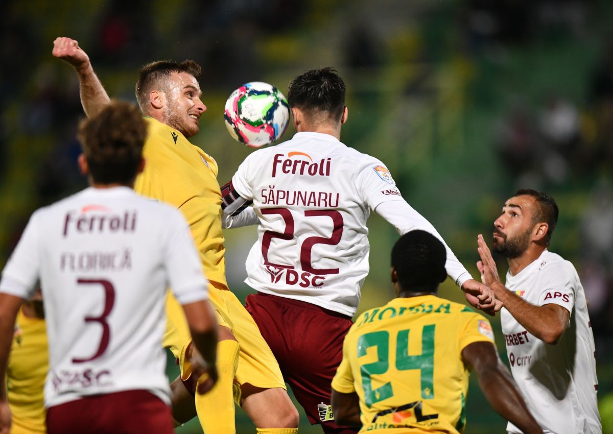 Mihai Iosif a revenit cu succes pe banca Rapidului: „Vreau să fiu lângă jucători! Dacă plouă, să mă plouă și pe mine”