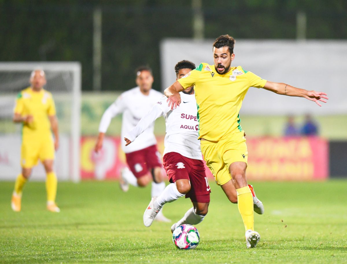 Mihai Iosif a revenit cu succes pe banca Rapidului: „Vreau să fiu lângă jucători! Dacă plouă, să mă plouă și pe mine”