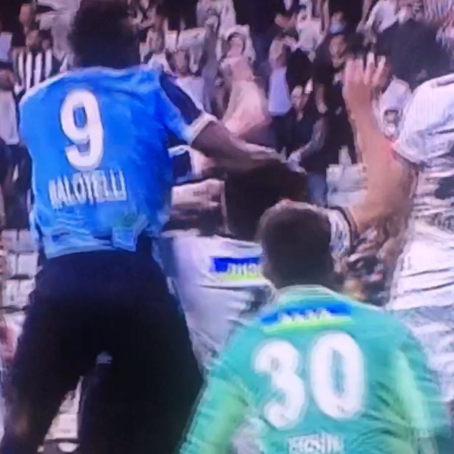 Mario Balotelli, show total contra lui Beșiktaș » A marcat un gol superb, apoi a avut un mesaj pentru antrenorul advers și a provocat un conflict general
