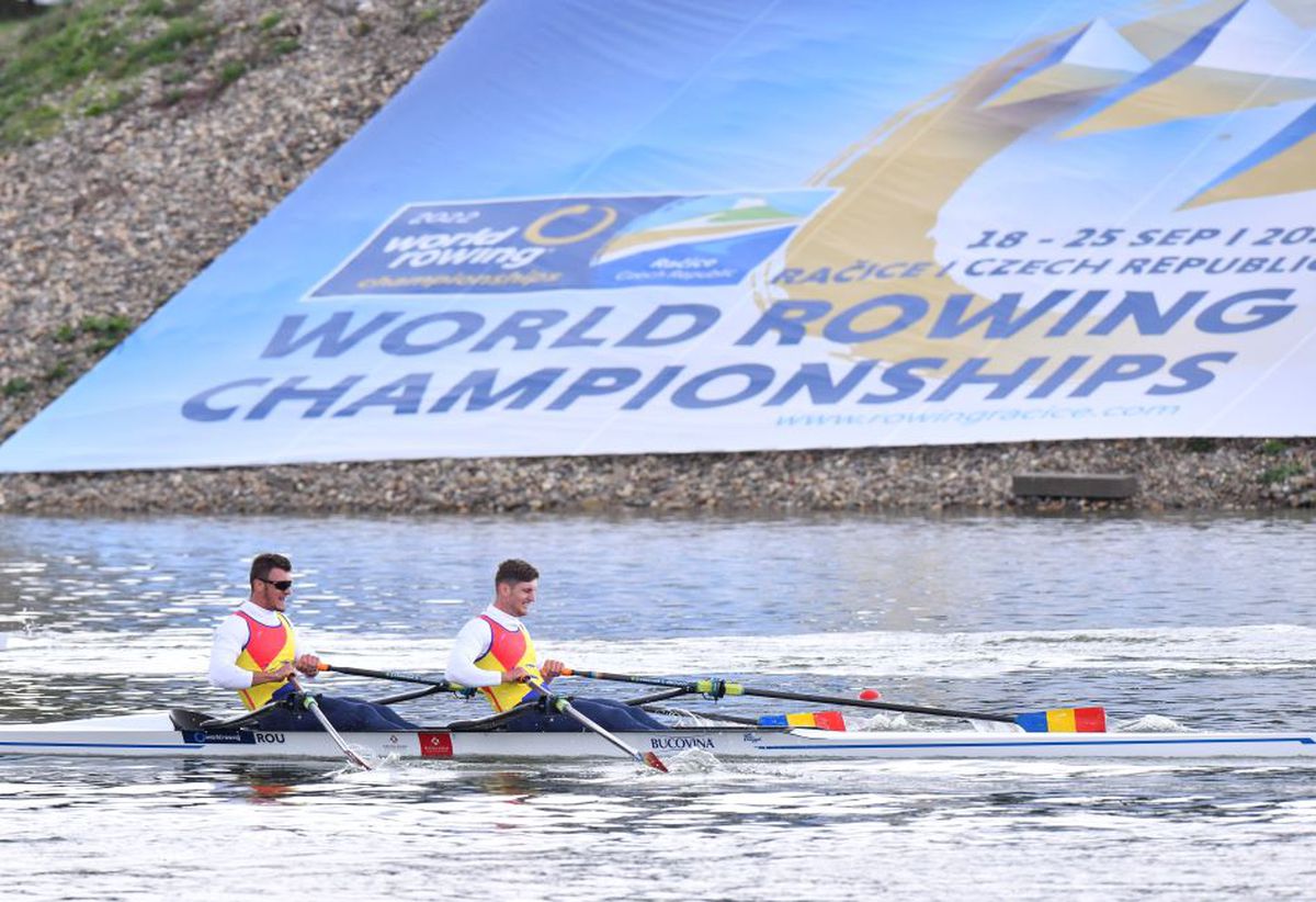 Cursă ruptă la mijloc » Debutanți la un Mondial de seniori, băieții de la dublu vâsle spun că e diferit „felul cum se concurează, atitudinea, e alt standard”