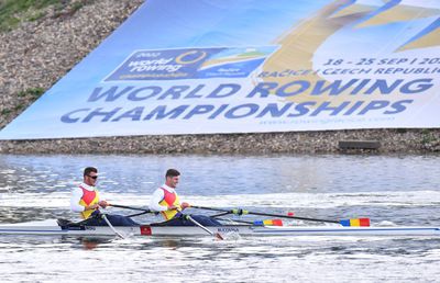 Cursă ruptă la mijloc » Debutanți la un Mondial de seniori, băieții de la dublu vâsle spun că e diferit „felul cum se concurează, atitudinea, e alt standard”