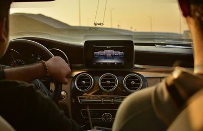 Vrei să închiriezi o mașină în București? Alege un serviciu rent a car accesibil și rapid!