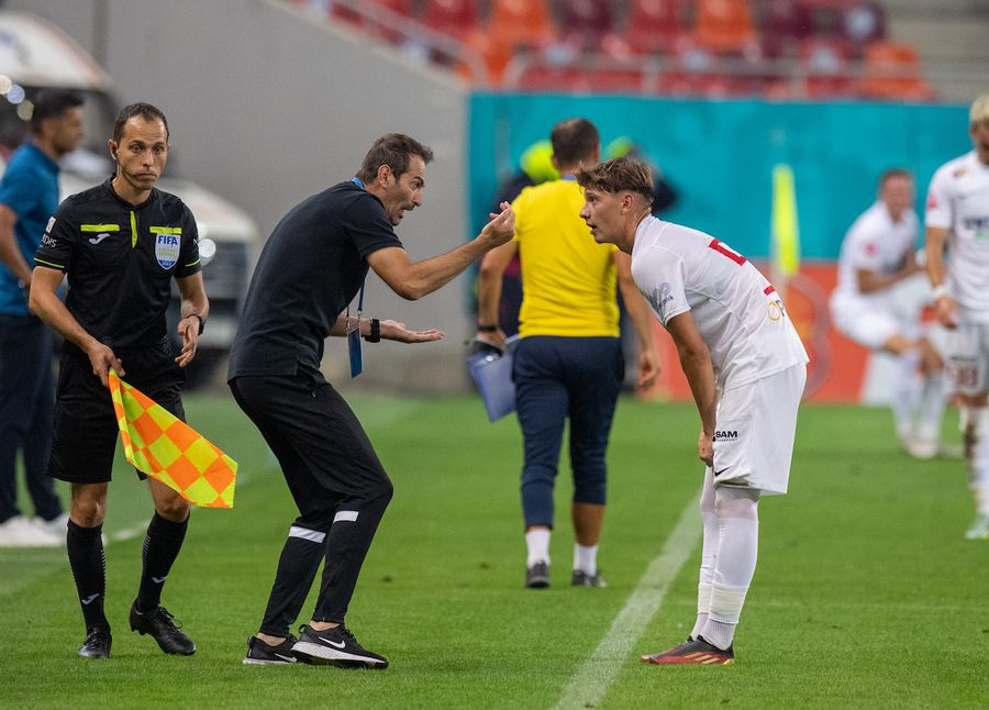 Măldărășanu îi dă indicații tânărului Călin Popescu Marius Măldărășanu, antrenorul momentului în Liga 1, dezvăluiri tari în direct: „A fost foarte dureros pentru mine. Șase ani nu m-a luat nicio echipă”
