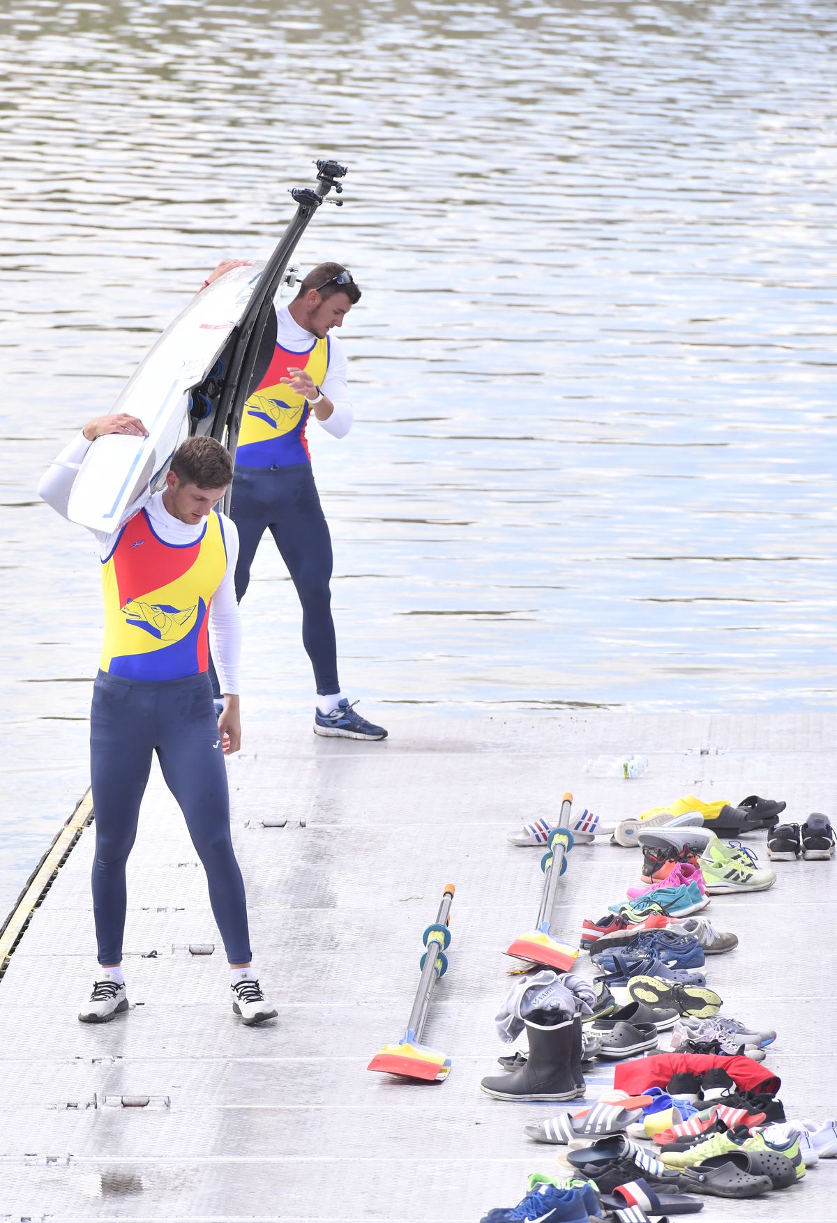 Cursă ruptă la mijloc » Debutanți la un Mondial de seniori, băieții de la dublu vâsle spun că e diferit „felul cum se concurează, atitudinea, e alt standard”