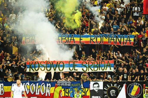 Bannerul pe care scria „Kosovo e Serbia” i-a adus României o suspendare. 
Foto: Facebook @ Uniți sub Tricolor