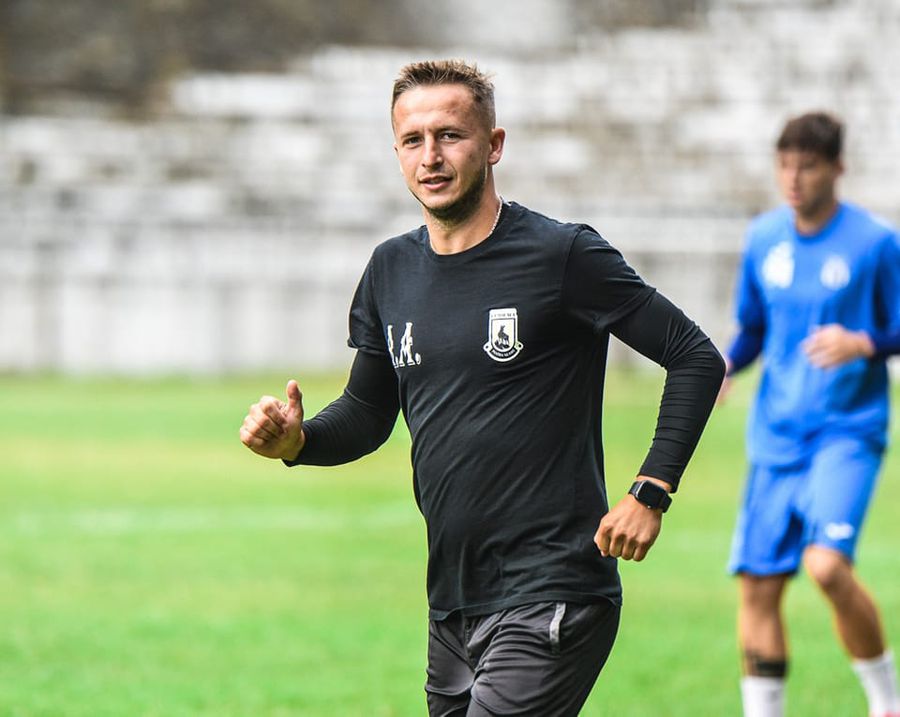 Deși are doar 28 de ani, Antoce, apropiat de Mircea Rednic, a bifat deja câteva cluburi importante în carieră, ca Dinamo, Farul, Poli Iași, Ceahlăul Cum a ajuns o comună de nici 20.000 de locuitori să domine Liga 2: „Suntem cu banii la zi și mai avem un avantaj foarte mare”