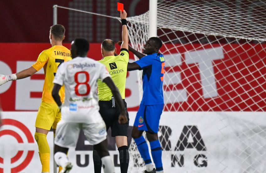Hermannstadt și FCSB au remizat, scor 2-2, într-o restanță din runda #5 a Superligii. Joyskim Dawa (27 de ani), stoperul roș-albaștrilor, cel care a comis un penalty și a fost eliminat la 2-1 pentru oaspeți, și-a prezentat scuze la final colegilor.