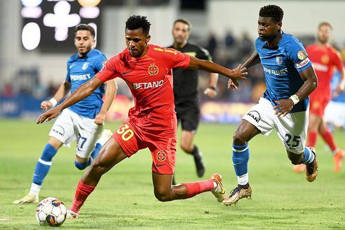 Siyabonga Ngezana, în roșu, în Farul - FCSB 0-1 // foto: Imago Images