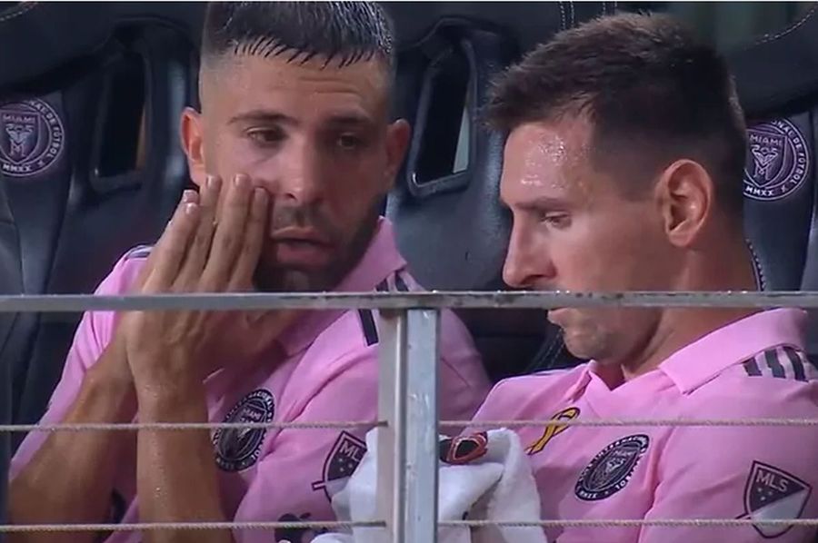 Lionel Messi a rezistat pe teren doar 37 de minute. În prealabil, părăsise terenul și Jordi Alba / Captură Marca Probleme pentru Lionel Messi în MLS » Scos de pe teren după 37 de minute! Ar putea pierde finala de săptămâna viitoare