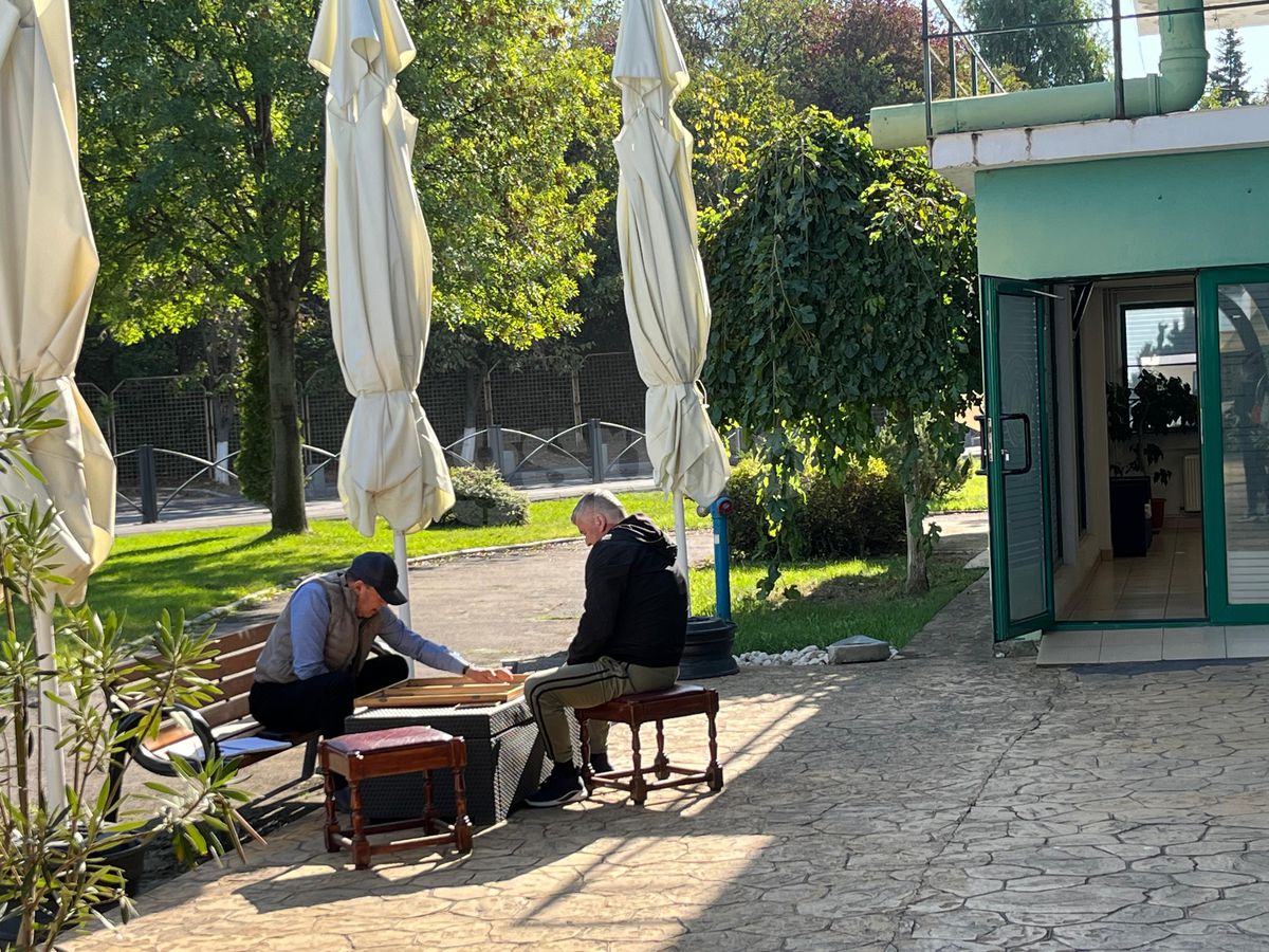 Scene COLOSALE în Liga 2! Finanțatorul echipei juca table la stadion cu 30 de minute înainte de meci și asculta „Ani de liceu” » Reacția lui când i-a văzut pe reporterii GSP