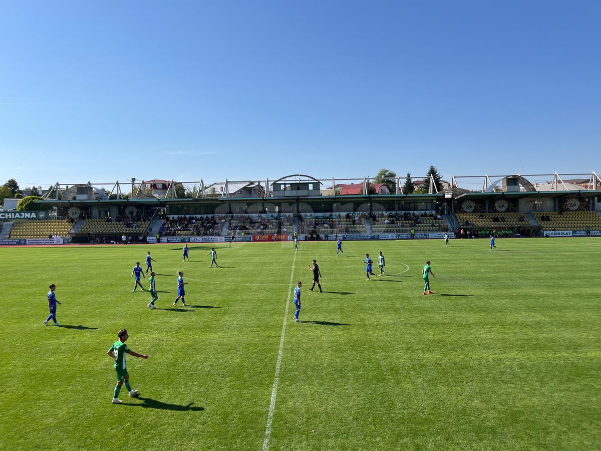 Mircea Minea, la table la intrarea pe stadionul din Chiajna