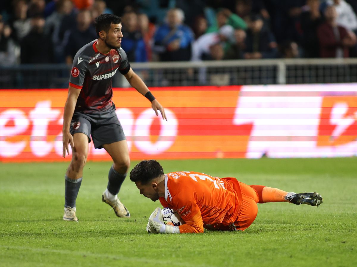 Dorinel Munteanu a răbufnit: „La penalty-ul dat pentru Dinamo, arbitrul s-a bucurat mai mult decât spectatorii” + A amenințat jucătorii: „Voi lua măsuri drastice”