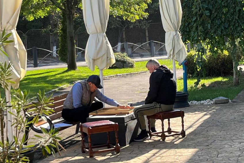 Imagini incredibile înainte de Concordia Chiajna - Metalul Buzău, meci din etapa #7 din Liga 1. Mircea Minea, primarul Chiajnei, a fost surprins de reporterii GSP în timpul ce juca table la intrarea în stadion/ foto Remus Dinu (GSP)