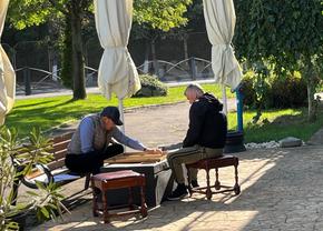 Scene COLOSALE în Liga 2! Finanțatorul echipei juca table la stadion cu 30 de minute înainte de meci și asculta „Ani de liceu” » Reacția lui când i-a văzut pe reporterii GSP