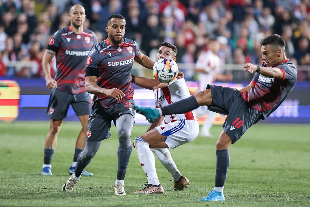 Dorinel Munteanu, explicații halucinante după ce și-a luat jucătorul de guler: „Trebuia să fiu mai dur! E greu să mă chinui cu acești jucători care nu au bunul simț să se uite la mine”