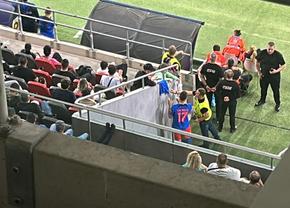 FCSB, rămasă în 10 oameni cu Petrolul! Favoritul lui Becali a fost eliminat, apoi s-a apucat să dea autografe la margine