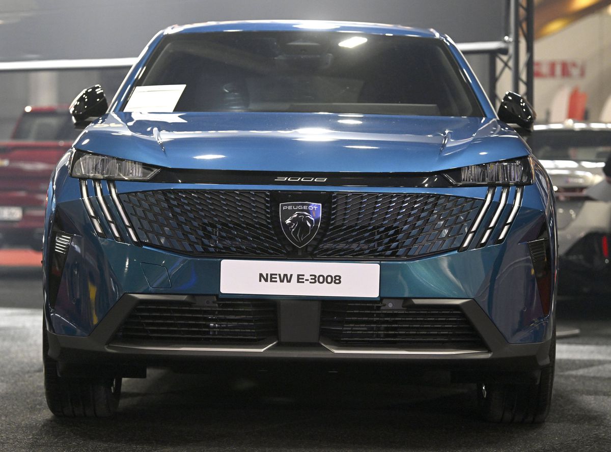 Revoluţie pe piaţa auto! Un cunoscut producător lansează prima mașină electrică cu baterie integrată complet