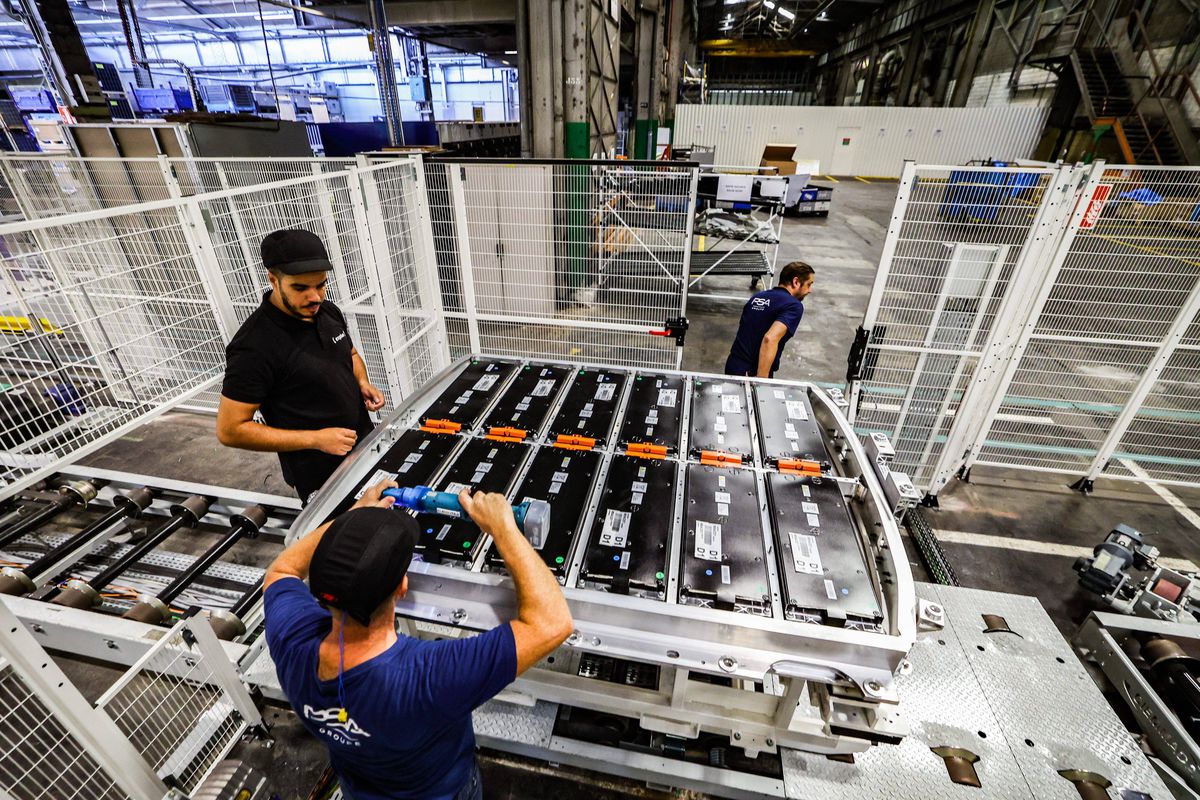 Revoluţie pe piaţa auto! Un cunoscut producător lansează prima mașină electrică cu baterie integrată complet